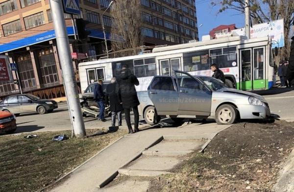 На Ставрополье в столкновении «Калины» и «Приоры» пострадали три человека